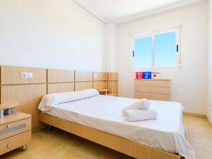 A bed or beds in a room at Apartment Jardines del Mar III - Marina d'Or-4 by Interhome