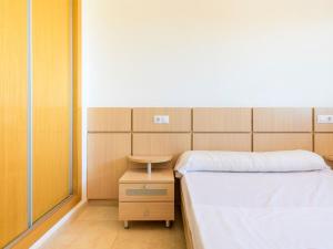 A bed or beds in a room at Apartment Jardines del Mar III - Marina d'Or-4 by Interhome