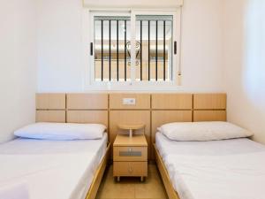A bed or beds in a room at Apartment Jardines del Mar III - Marina d'Or-4 by Interhome