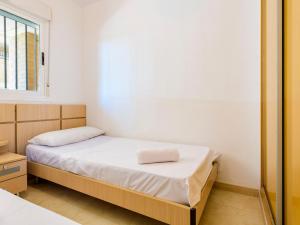 A bed or beds in a room at Apartment Jardines del Mar III - Marina d'Or-4 by Interhome