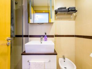 A bathroom at Apartment Jardines del Mar III - Marina d'Or-4 by Interhome