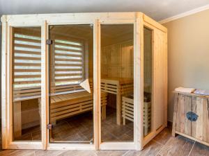 Habitación con literas de madera. en Holiday Home Dunja by Interhome, en Hain