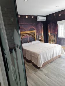 una camera con un letto di Apartamento Luxury Suite Huelva Zona Centro a Huelva