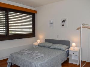 Postel nebo postele na pokoji v ubytování Apartment Residenza Cassarate Lago-2 by Interhome