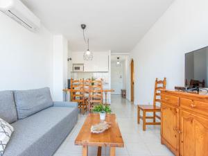 sala de estar con sofá y mesa en Apartment Gran Reserva-35 by Interhome, en Empuriabrava