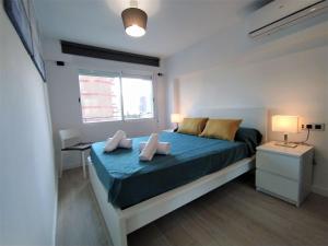 een slaapkamer met een bed met twee handdoeken erop bij Apartment Dona I by Interhome in Benidorm