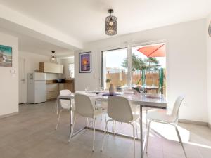 Una cocina y un comedor con mesa y sillas. en Holiday Home Vinci by Interhome, en Royan