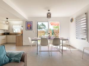 Una cocina y un comedor con mesa y sillas. en Holiday Home Vinci by Interhome, en Royan