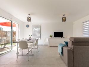 una sala de estar con un sofá y una mesa en Holiday Home Vinci by Interhome, en Royan 14 fotos más