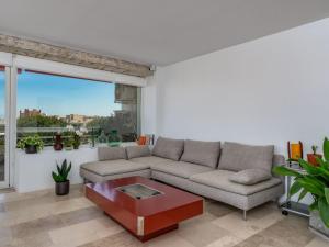 - un salon avec un canapé et une table dans l'établissement Apartment Eurosol-4 by Interhome, à Torremolinos