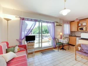 Kuchyňa alebo kuchynka v ubytovaní Studio Le Byblos by Interhome + 19 fotografií