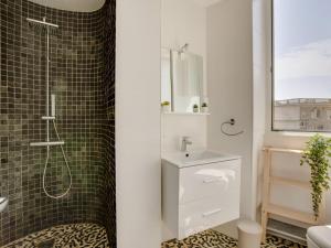 łazienka z prysznicem, toaletą i umywalką w obiekcie Apartment Roche Ronde by Interhome w Biarritz