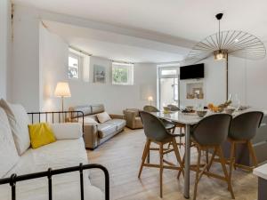 salon z kanapą i stołem w obiekcie Apartment Roche Ronde by Interhome w Biarritz
