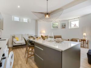 kuchnia z dużą wyspą w salonie w obiekcie Apartment Roche Ronde by Interhome w Biarritz +17 zdjęć