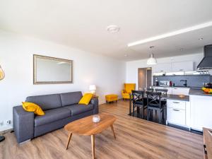 salon z kanapą i stołem w obiekcie Apartment Résidence Les Trois Iles by Interhome w mieście Quiberon