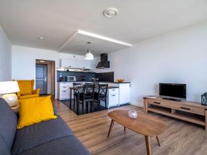 salon i kuchnia z kanapą i stołem w obiekcie Apartment Résidence Les Trois Iles by Interhome w mieście Quiberon +18 zdjęć