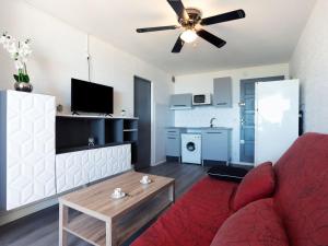 Kuchyňa alebo kuchynka v ubytovaní Apartment Front de Mer-22 by Interhome