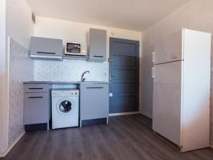 Kuchyňa alebo kuchynka v ubytovaní Apartment Front de Mer-22 by Interhome