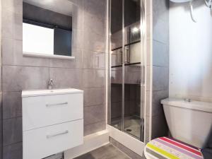 Kúpeľňa v ubytovaní Apartment Front de Mer-22 by Interhome
