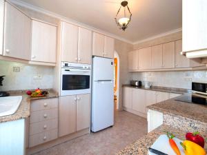 Kuchnia lub aneks kuchenny w obiekcie Holiday Home Marie Louise by Interhome