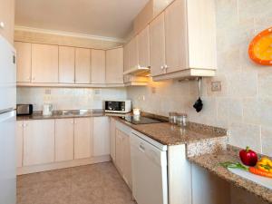 Kuchnia lub aneks kuchenny w obiekcie Holiday Home Marie Louise by Interhome