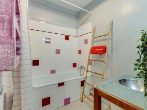 Um banheiro em Apartment Chalet Joannezon by Interhome