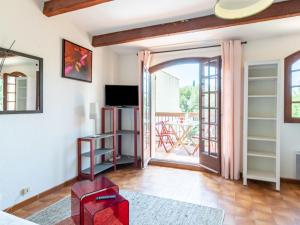 duży salon z wyjściem na balkon w obiekcie Apartment Les Cyprès by Interhome w mieście Bandol