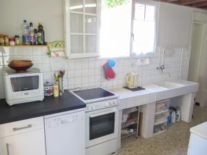 Kuchyň nebo kuchyňský kout v ubytování Holiday Home L'Andernosienne by Interhome