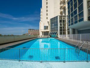 Bazén v ubytovaní Apartment Victoria Surf-13 by Interhome alebo v jeho blízkosti