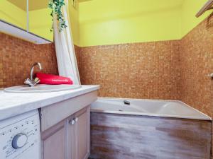 Kúpeľňa v ubytovaní Apartment Victoria Surf-13 by Interhome