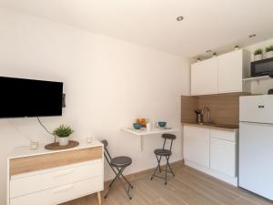 kuchnia z biurkiem i 2 stołkami w pokoju w obiekcie Studio Les Aigues Marines-63 by Interhome w mieście Saint-Cyr-sur-Mer