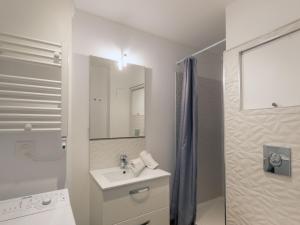Łazienka w obiekcie Studio Les Aigues Marines-63 by Interhome