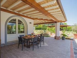Patio alebo iná vonkajšia časť ubytovania Holiday Home Versilia Holiday by Interhome