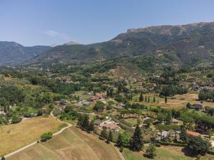 eine Luftansicht einer Kleinstadt in den Bergen in der Unterkunft Holiday Home Versilia Holiday by Interhome in Montemagno
