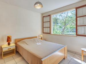 Łóżko lub łóżka w pokoju w obiekcie Holiday Home Dominique by Interhome