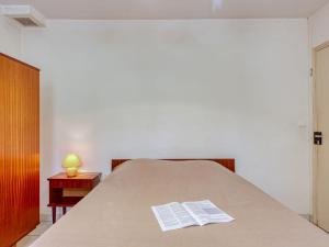Łóżko lub łóżka w pokoju w obiekcie Holiday Home Dominique by Interhome