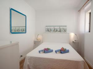 En eller flere senge i et værelse på Holiday Home Duplex Embaixador by Interhome