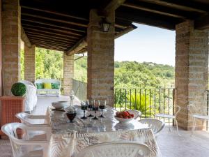stół i krzesła na patio z widokiem w obiekcie Villa Villa Bougainvillea by Interhome w mieście Trevignano Romano +37 zdjęć