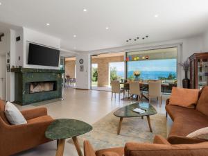 TV a/nebo společenská místnost v ubytování Holiday Home Villa Alpeza by Interhome