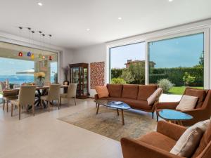 Posezení v ubytování Holiday Home Villa Alpeza by Interhome