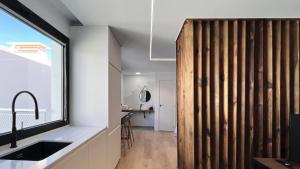 una parete di legno in una cucina con un lavello di Calma Suites Tejeda a Tejeda