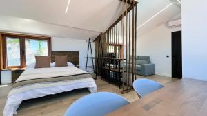 una camera da letto con un letto, un tavolo e delle sedie di Calma Suites Tejeda a Tejeda