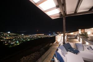 Un balcón con vista a una ciudad de noche. en ERMOUPOLIS PANORAMA ART VILLA, en Ermoupoli