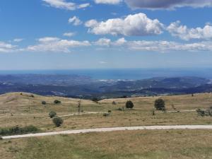 een uitzicht vanaf de top van een heuvel bij Tumova koča na Slavniku in Podgorje