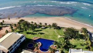 eine Luftaufnahme eines Resorts und des Strandes in der Unterkunft Paraiso dos Corais in Guarajuba