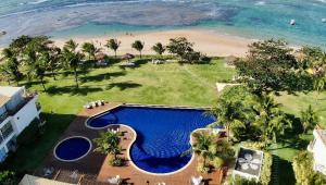 einen Luftblick auf ein Resort mit Pool und Strand in der Unterkunft Paraiso dos Corais in Guarajuba + 71 Fotos