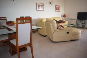 a living room with a couch and a table at Vila Oceânica 1 in Figueira da Foz