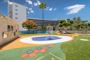 Bazén v ubytovaní Barceló Margaritas alebo v jeho blízkosti