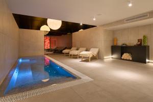 a living room with a swimming pool in a house at Grand Hotel View in Postira