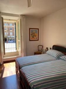 een slaapkamer met een groot bed en een raam bij Appartamento incantevole: Numana in Numana